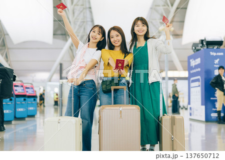 国際空港にいる女性3人組 「撮影協力:関西国際空港(KIX)」 国際空港にいる女性3人組 「撮影協力:関西国際空港(KIX)」 137650712