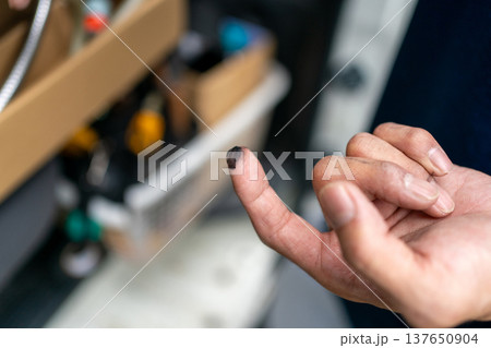 蛇口内のゴムパッキンが劣化して触ると真っ黒に汚れる 137650904