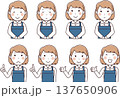青エプロンを着た女性のイラストセット(三角巾なし) 137650906