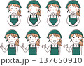 緑エプロンを着た女性のイラストセット(三角巾あり) 137650910