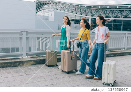 旅先の空港に到着した女性3人組　「撮影協力：関西国際空港（KIX）」 137650967