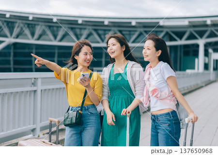 旅先の空港に到着した女性3人組　「撮影協力：関西国際空港（KIX）」 137650968