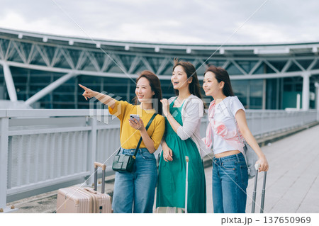 旅先の空港に到着した女性3人組　「撮影協力：関西国際空港（KIX）」 137650969