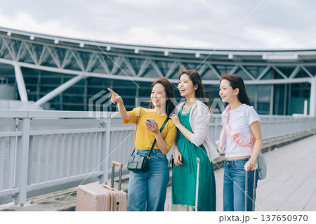 旅先の空港に到着した女性3人組　「撮影協力：関西国際空港（KIX）」 137650970