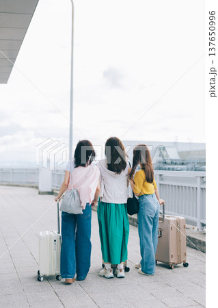 空港の女性3人組 「撮影協力:関西国際空港(KIX)」 空港の女性3人組 「撮影協力:関西国際空港(KIX)」 137650996