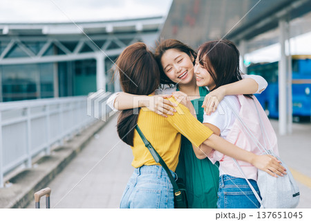 空港で再会する女性友達 「撮影協力:関西国際空港(KIX)」 空港で再会する女性友達 「撮影協力:関西国際空港(KIX)」 137651045