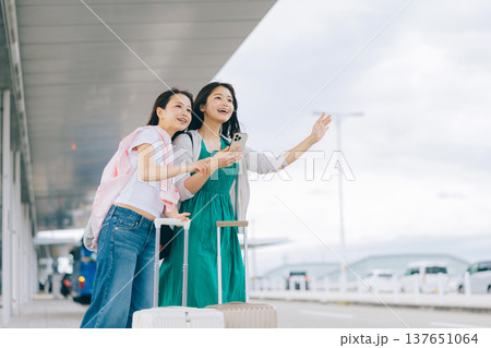 旅先でタクシー（バス）を待つ女性2人組　「撮影協力：関西国際空港（KIX）」 137651064