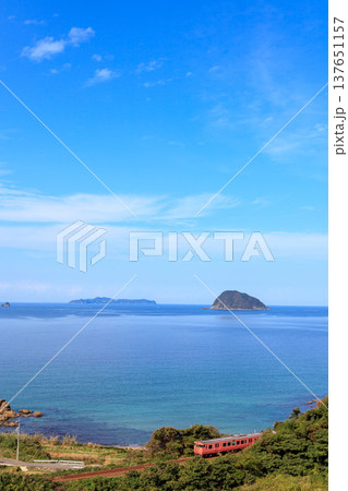 真っ青な日本海を背景にタラコ色の山陰本線の絶景 真っ青な日本海を背景にタラコ色の山陰本線の絶景 137651157