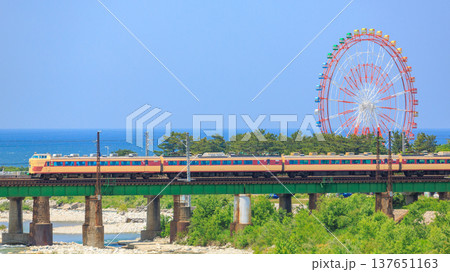 真っ青な夏の日本海をバックに早月川を渡る国鉄型車両を撮る 真っ青な夏の日本海をバックに早月川を渡る国鉄型車両を撮る 137651163