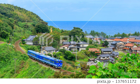 真っ青な日本海を望む高台から長和瀬の街並みと山陰本線の名物列車を撮る 真っ青な日本海を望む高台から長和瀬の街並みと山陰本線の名物列車を撮る 137651172