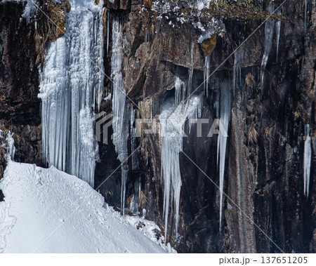 凍り付いた滝 137651205