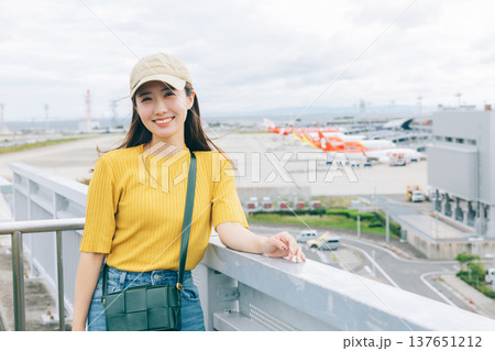 空港で記念撮影をする女性　「撮影協力：関西国際空港（KIX）」 137651212