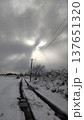 雪の積もった道路 137651320