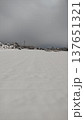雪景色に染まった街 137651321