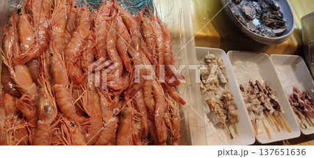 A tray of fresh shrimp displayed at a seafood restaurant or market, representing delicious seafood cuisine and fresh ocean ingredients used in Japanese dining 137651636
