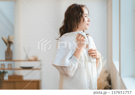 風呂上がり・シャワー後に髪をタオルドライするアジア人女性 風呂上がり・シャワー後に髪をタオルドライするアジア人女性 137651757