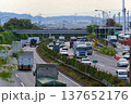 日本の高速道路を走るトラックと車両の交通風景 AI修正版 日本の高速道路を走るトラックと車両の交通風景 AI修正版 137652176