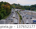 郊外を走る多車線高速道路の交通風景 郊外を走る多車線高速道路の交通風景 137652177