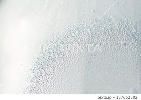 冷たいミネラルウォーターのペットボトルと水滴のクロースアップ 汗 水分補給 熱中対策イメージ 冷たいミネラルウォーターのペットボトルと水滴のクロースアップ 汗 水分補給 熱中対策イメージ 137652302