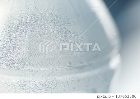 冷たいミネラルウォーターのペットボトルと水滴のクロースアップ 汗 水分補給 熱中対策イメージ 冷たいミネラルウォーターのペットボトルと水滴のクロースアップ 汗 水分補給 熱中対策イメージ 137652306