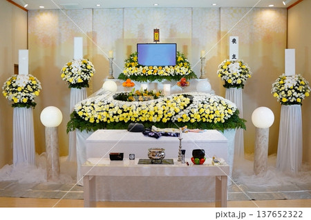 お洒落な花祭壇 137652322