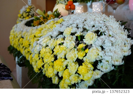 お洒落な花祭壇 お洒落な花祭壇 137652323