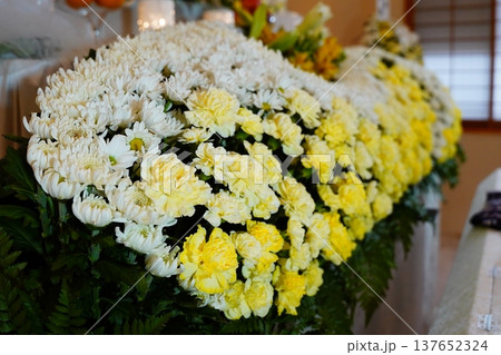 お洒落な花祭壇 お洒落な花祭壇 137652324