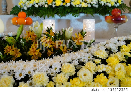 お洒落な花祭壇 137652325