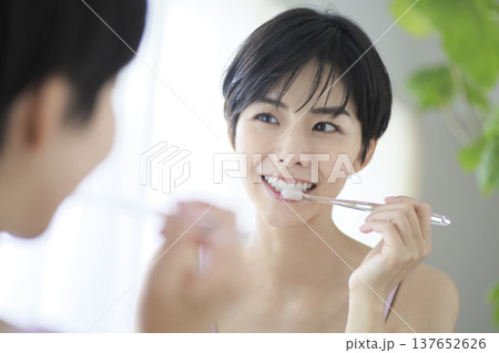 オーラルケアをする女性 オーラルケアをする女性 137652626