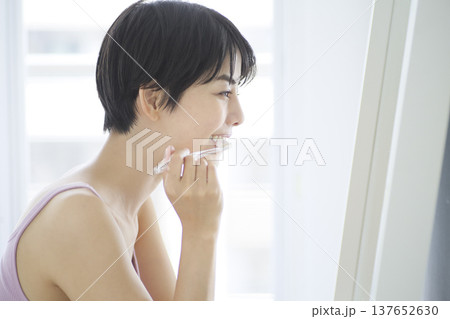 日常生活を送る若い女性 朝の身だしなみ 137652630