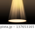 スポットライトの当たったステージ 137653165