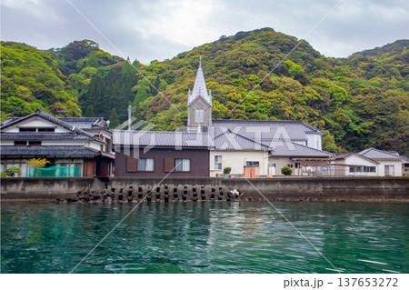熊本県天草の﨑津集落　海上から眺めるカトリック﨑津教会と町並み 137653272