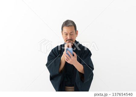 着物を着た男性 着物を着た男性 137654540