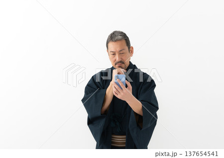 着物を着た男性　 137654541