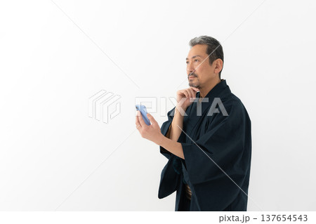 着物を着た男性 着物を着た男性 137654543