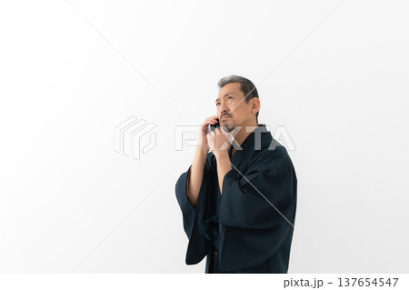 着物を着た男性 着物を着た男性 137654547