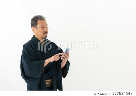 着物を着た男性　 137654548