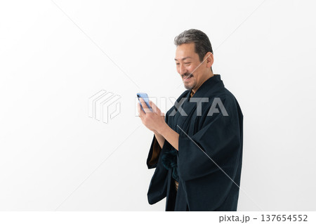 着物を着た男性　 137654552