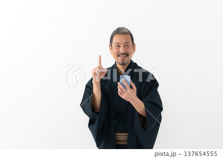着物を着た男性　 137654555