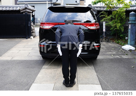 一礼をするドライバー 一礼をするドライバー 137655035