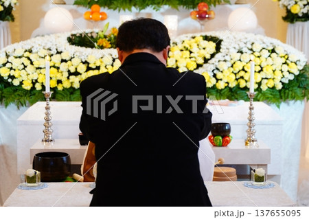 お焼香をする喪主 137655095