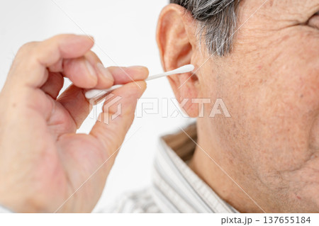 綿棒で耳掃除をするシニア男性 137655184