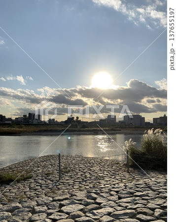 川の上から見た夕日 川の上から見た夕日 137655197