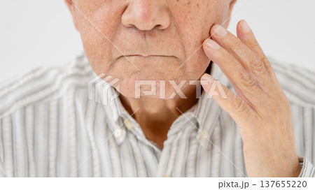 シニア男性　ほうれい線　 137655220