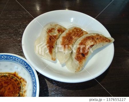 キツネ色の焼き目が食欲をそそる… 焼き餃子 137655227
