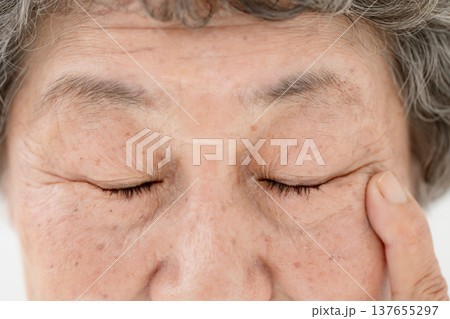 シニア女性　目元 137655297