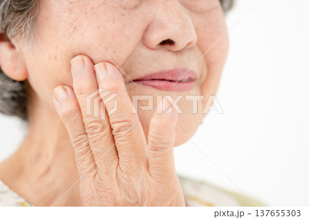シニア女性　ほうれい線 137655303
