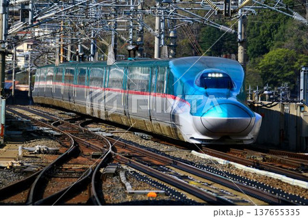 東北新幹線・福島駅を高速で通過する… E5/H5系 137655335