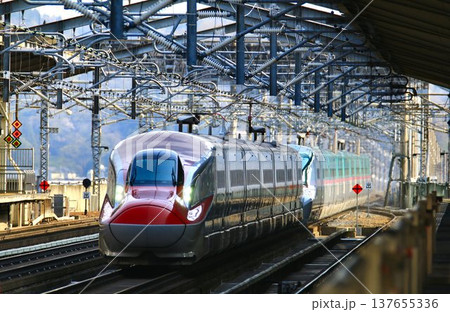 陸奥路を秋田と結ぶ秋田新幹線・E6系『こまち』福島駅を高速通過!! 陸奥路を秋田と結ぶ秋田新幹線・E6系『こまち』福島駅を高速通過!! 137655336