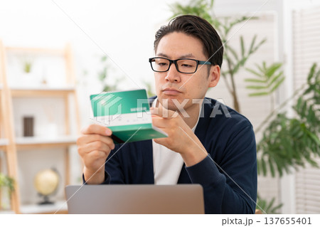悩む男性　お金 137655401